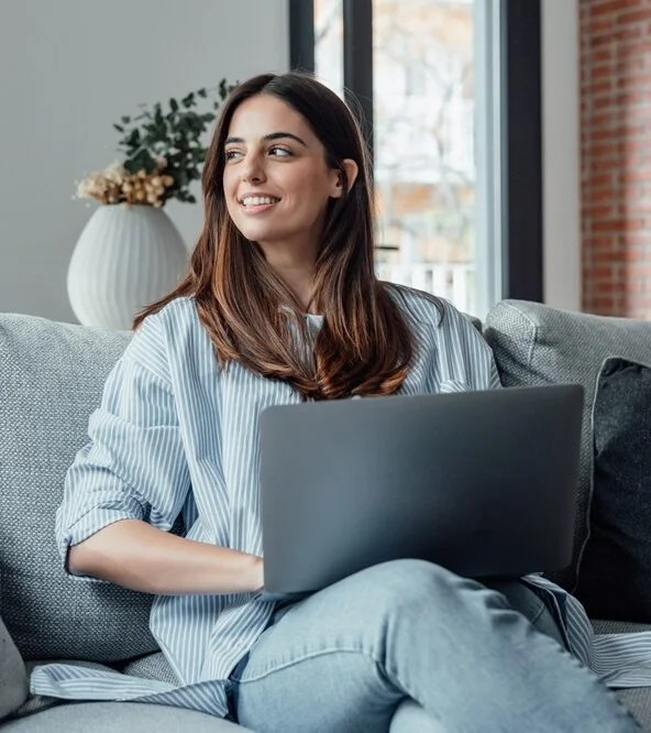 Couple planifiant un projet sur une tablette