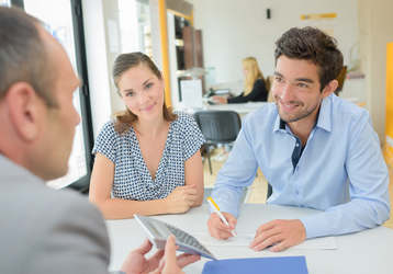 Clés de voiture devant un nouveau véhicule